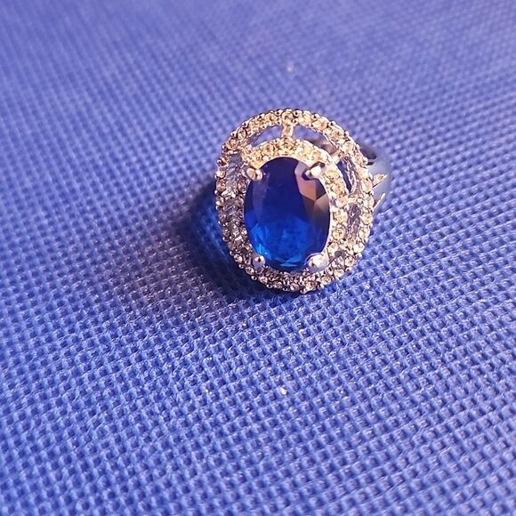 Elegant Silver and Blue Faux Gemstone Ring....size 7 3/4 - Picture 3 of 5